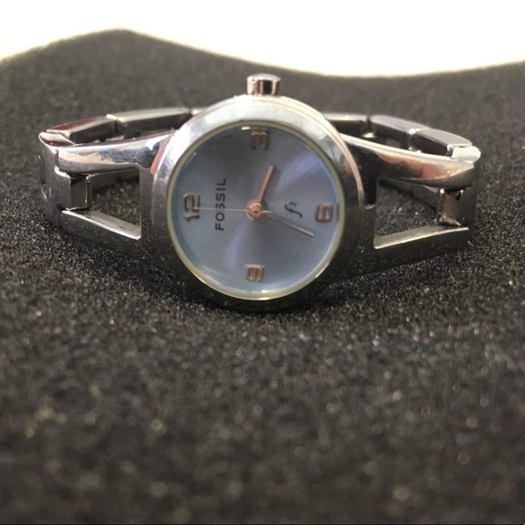 💕Fossil F2 Women’s Round Faced Pearl Blue Watch - Picture 3 of 8
